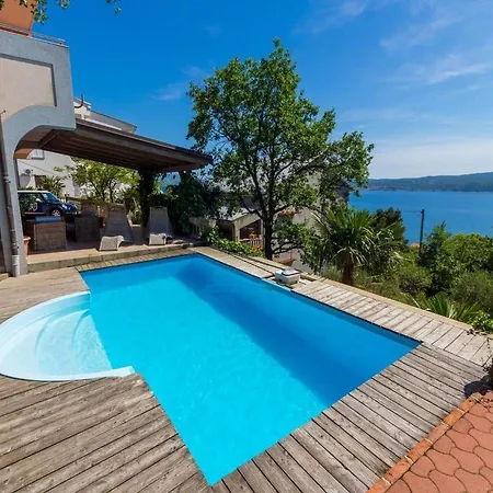 Apartament Djusi *