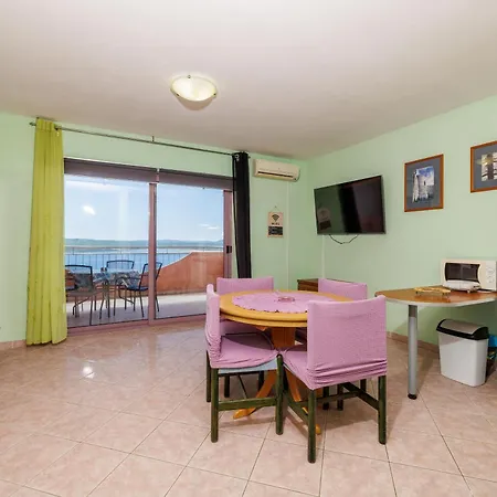 Apartment Djusi *