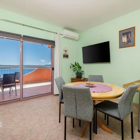 Apartment Djusi *