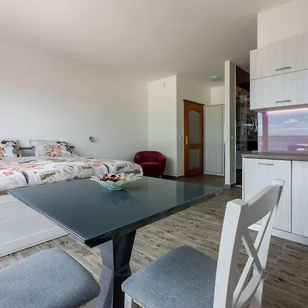 Apartment Djusi *